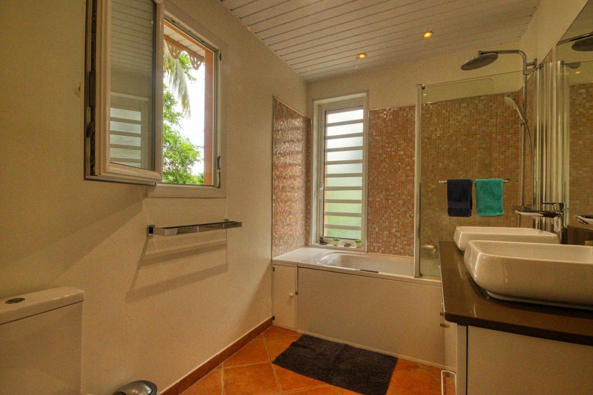 23Location villa piscine le diamant martinique_salle d eau chambre 1
